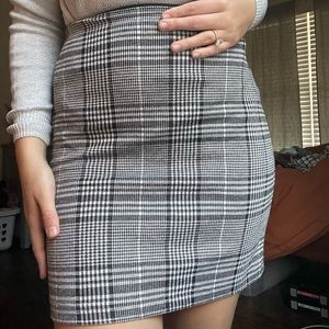 ⭐️3 for $20⭐️ H&M brand B&W XS Plaid Pencil Skirt